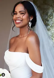 La nuntă, Sabrina a purtat două creații Vera Wang.