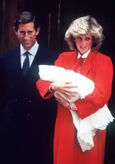 Prințesa Diana și Prințul charles, părăsind Spitalul St. Mary după nașterea Prințului Harry (16.09.1984).