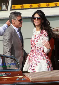 George Clooney și Amal, în ziua căsătoriei lor (2014).