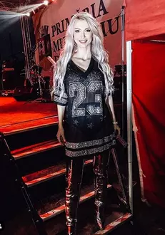 La doar două luni după ce a născut, Andreea Bălan a urcat pe scenă. Aici, după concertul susținut la Dej.