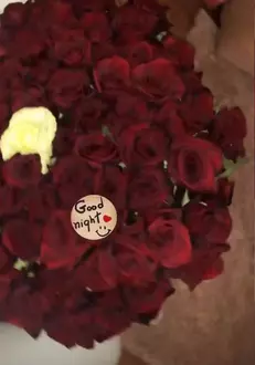 Bianca Drăgușanu a primit un buchet de trandafiri