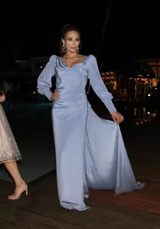 Iulia Vantur a imbracat o rochie cu trena