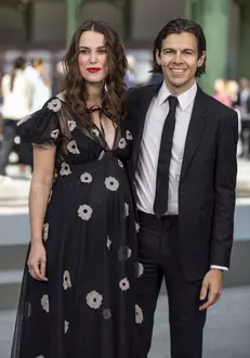 Keira Knightley este însărcinată pentru a doua oară. Primele imagini cu burtica la vedere