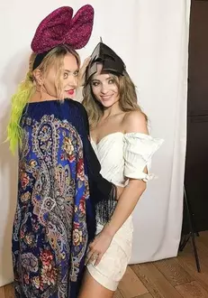 Delia și sora ei, Oana