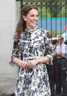 Atât Meghan Markle, cât și Kate Middleton poartă același tip de sandale.