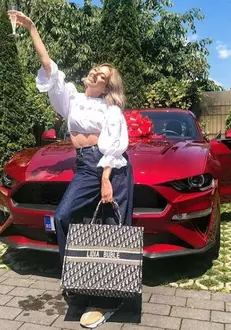 Lidia Buble a primit o mașină de ziua ei