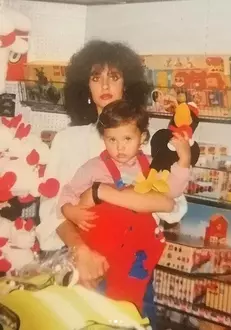 Antonia, alături de mama ei.