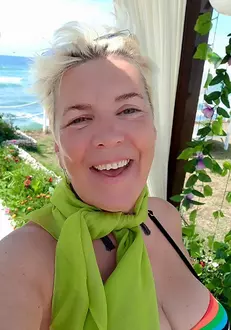 Silvia Dumitrescu poartă costum de baie