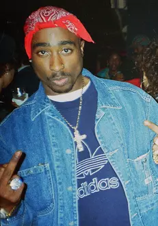 Tupac Shakur a murit în 1996.