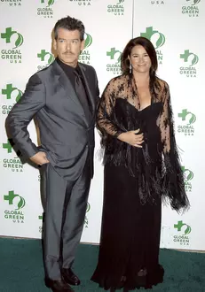 Pierce Brosnan este acum căsătorit cu Keely Shaye Smith