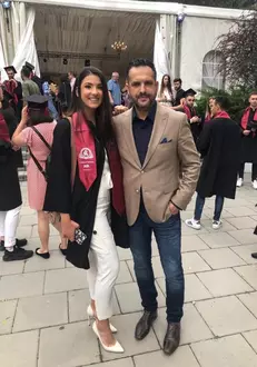 Mădălin Ionescu, alături de fiica lui, Ștefania, la ceremonia de absolvire a facultății.