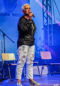 Monica Anghel în blugi rupţi