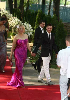 Oana Roman a venit la nuntă la Cristi Chivu împreună cu un tânăr pe nume Elisei