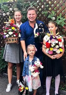 Pavel Bartoș, alături de cele trei fiice ale sale, Eva, Rita și Sofia, la începerea școlii, acum un an!