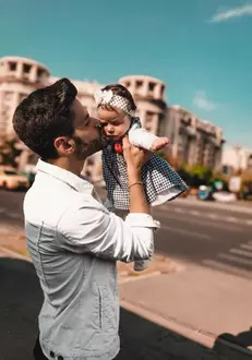 Edward Sanda are o soră de câteva luni