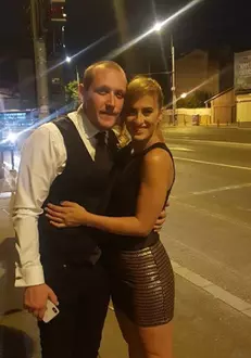 What’s UP și noua lui iubită, într-o ipostază tandră.