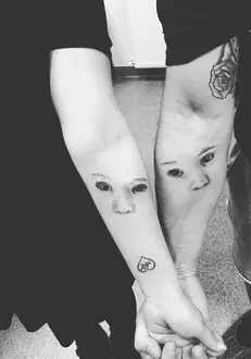 Adda şi Cătălin au un băieţel de 3 ani şi şi-au tatuat pe braţe chipul celui mic