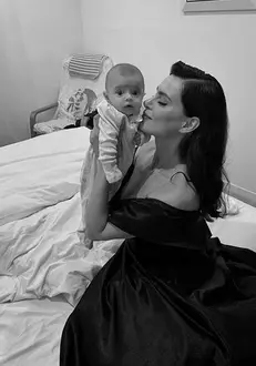 Catrinel Menghia și fetița ei, Caroline