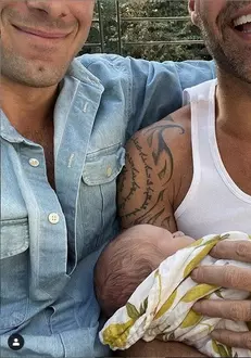 Ricky Martin a devenit tată pentru a patra oară! Aici, alături de partenerul său Jwan Yosef, și fiul lor, Renn.
