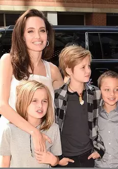 Angelina Jolie împreună cu copiii ei şi ai lui Brad Pitt