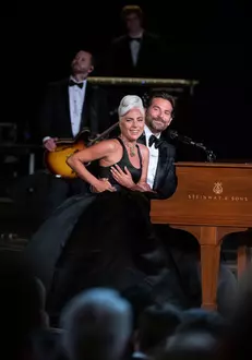 Chiamia dintre Lady Gaga și Bradley Cooper transcende ecranul.