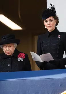 Kate Middleton, alături de Regina Elisabeta a II-a la Remembrance Sunday Service