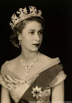 Fotografiile sepia ale Reginei Elisabeta a II-a în tinerețe au încins internetul.