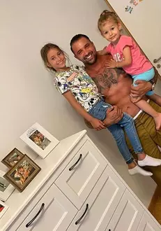 Alex Bodi și fiicele sale