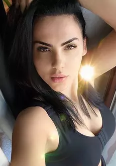 Lavinia-Pârva-și-a-pus-silicoane