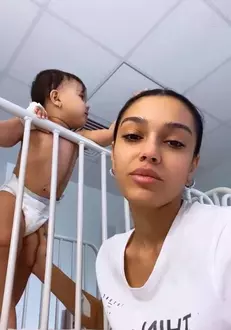 Karmen a ajuns cu fetița la spital (2)