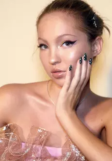 La fille de Kate Moss Lila Grace pose pour la nouvelle campagne de Marc Jacobs Beauty