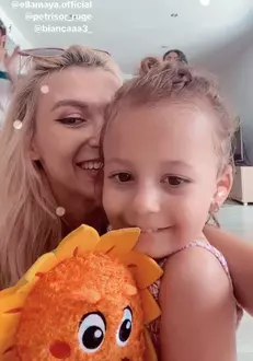 Andreea-Bălan-face-repetiții-acasă-2