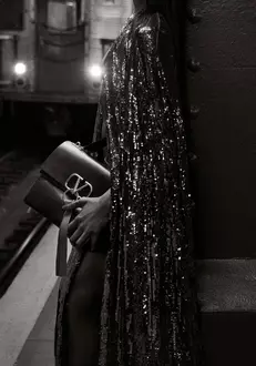 Naomi Campbell pose dans le metro de New York pour la nouvelle campagne de Valentino