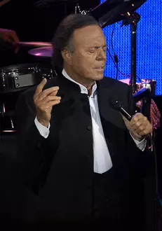 Julio Iglesias gives concert in Moscow