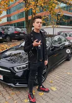 Selly-și-a-luat-mașină