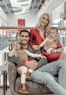 Andreea-Bălan-George-Burcea-și-fiicele-lor-Ella-și-Clara-1-1-2-819×1024-1