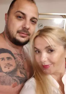 Fiul-unei-soliste-si-a-tatuat-pe-piept-chipul-fratelui-mort-1