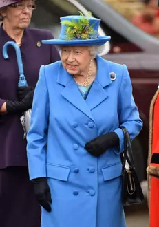 Elisabeta-a-II-a-bijuterii4-681×1024