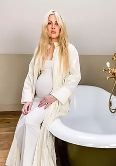 2021-02-24-16_21_29-@elliegoulding-•-Instagram-photos-and-videos