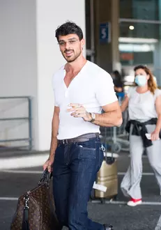 Exclusif – Michele Morrone, l’acteur italien de 365 Dni (Netflix) arrive à l’aéroport Paris-Charles De Gaulle