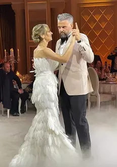 Roxana Ionescu și Tinu Vidaicu, primele imagini de la petrecerea de nuntă. Mireasa a avut o rochie superbă