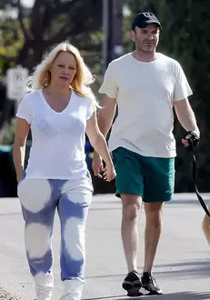 Pamela divorteaza a cincea oara