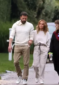 Jennifer Lopez and Ben Affleck show their love while walking by the Beach in the Hamptons New York
