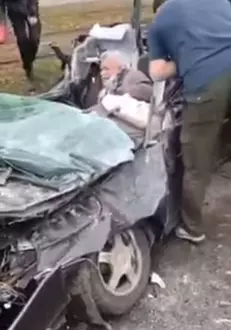 tanc-rusesc-a-trecut-peste-o-masina