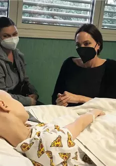 Angelina-Jolie-spital-copii-Ucraina