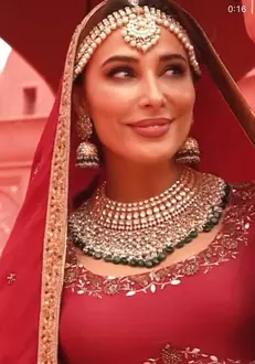 Iulia Vantur reclama la bijuterii