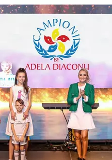 adela-draghiciu-cind-era-mai-mica-cu-fratele-ei-in-prezentare