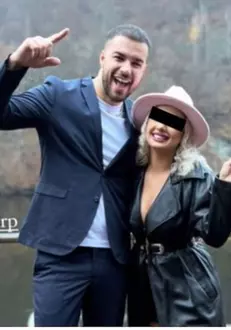 culita si femeia blonda