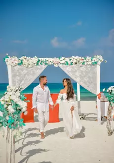 marius-morra-s-a-casatorit-in-maldive-in-cadrul-unei-ceremonii-simple-care-a-avut-loc-pe-plaja