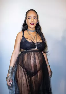 Semi-Exclusif – Rihanna dans les backstage du défilé de mode automne-hiver 2022/2023 „Christian Dior” lors de la fashion week de Paris